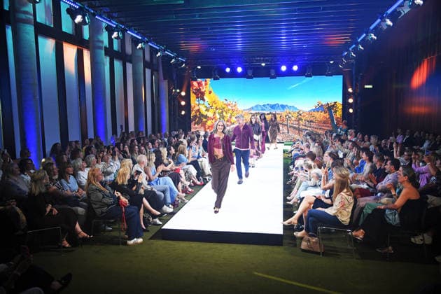 Models bei der ERNSTING™S FAMILY FASHION SHOW HERBST WINTER 2026 im Empire Riverside Hotel in Hamburg am 16.06.2026 *** Models at the ERNSTING™S FAMILY FASHION SHOW FALL WINTER 2026 at the Empire Riverside Hotel in Hamburg on June 16, 2026 ,detected_source_language