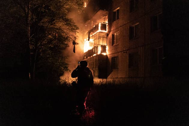 Ukrainian firefighters battle blaze after Russian drone strike in Druzhkivka DRUZHKIVKA, UKRAINE - JUNE 17: A Ukrainian firefighter stands near a residential building on fire following a Russian drone attack in Druzhkivka, Ukraine, on June 17, 2026. Diego Herrera Carcedo Anadolu Ukraine Donetsk. Editorial use only. Please get in touch for any other usage.  Copyright: x2026xAnadoluxDiegoxHerreraxCarcedox