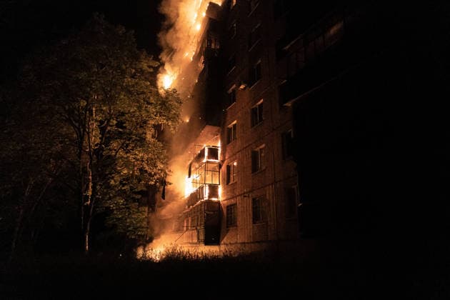 Ukrainian firefighters battle blaze after Russian drone strike in Druzhkivka DRUZHKIVKA, UKRAINE - JUNE 17: A residential building burns following a Russian drone attack in Druzhkivka, Ukraine, on June 17, 2026. Diego Herrera Carcedo Anadolu Ukraine Donetsk. Editorial use only. Please get in touch for any other usage.  Copyright: x2026xAnadoluxDiegoxHerreraxCarcedox