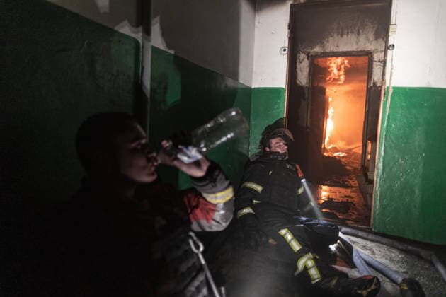 Ukrainian firefighters battle blaze after Russian drone strike in Druzhkivka DRUZHKIVKA, UKRAINE - JUNE 17: A Ukrainian firefighter rests inside a residential building while responding to the aftermath of a Russian drone attack in Druzhkivka, Ukraine, on June 17, 2026. Diego Herrera Carcedo Anadolu Ukraine Donetsk. Editorial use only. Please get in touch for any other usage.  Copyright: x2026xAnadoluxDiegoxHerreraxCarcedox