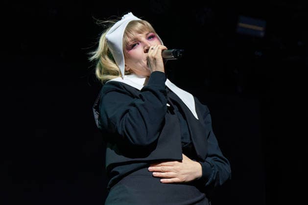 June 16, 2026, London, Lanarkshire, United Kingdom: Rebecca Lucy Taylor, known professionally as Self Esteem performs live on stage during a concert. Rebecca Lucy Taylor, also known professionally as Self Esteem, Played the first concert on opening night June 16th of London s newest live entertainment venue British Airways ARC,.Support Artist was Joshua Idehen London United Kingdom - ZUMAs197 20260616_aaa_s197_437 Copyright: xBonniexBritainx