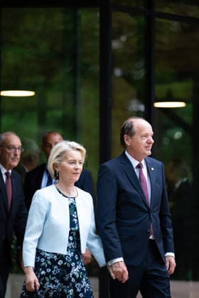 Family photo taken before the G7 summit dinner in Evian on June 16, 2026. Jeanne Accorsini, Pool Bestimage. European Commission President Ursula von der Leyen and her husband, Heiko von der Leyen, arrive prior to a family photo session before a gala dinner as part of the G7 summit in Evian, France, on June 16, 2026 ACCORSINIJEANNE FAMILYDIN 003 Credit Jeanne Accorsini SIPA 2606162119 Evian France,detected_source_language  Copyright: xJeannexAccorsinix xPoolx xBestimagexJeannexAccorsinix xPoolx xBestimagex