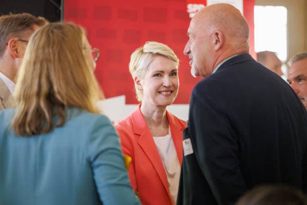 16.06.2026 - Die SPD-Landtagsfraktion von Mecklenburg-Vorpommern hatte zu einem kommunalpolitischen Abend nach Ueckermünde in die Strandhalle eingeladen. Minister­präsidentin des Landes Mecklenburg-Vorpommern Manuela Schwesig (SPD) Seebad Ueckermünde Mecklenburg-Vorpommern Deutschland *** June 16, 2026 The SPD state parliamentary group of Mecklenburg-Western Pomerania had invited guests to an evening event on local politics at the Strandhalle in Ueckermünde. Manuela Schwesig, SPD, Minister-President of Mecklenburg-Western Pomerania; Seebad Ueckermünde, Mecklenburg-Western Pomerania Germany,detected_source_language
