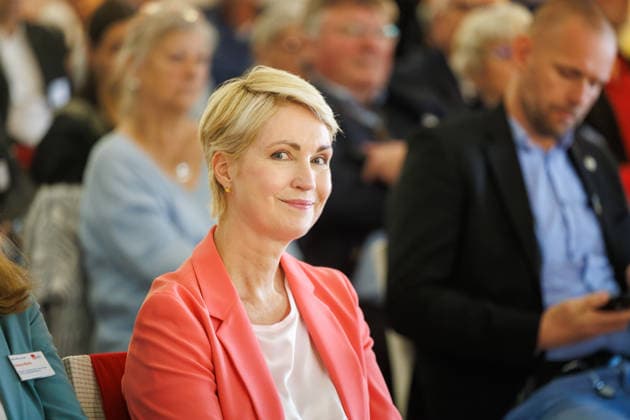 16.06.2026 - Die SPD-Landtagsfraktion von Mecklenburg-Vorpommern hatte zu einem kommunalpolitischen Abend nach Ueckermünde in die Strandhalle eingeladen. Minister­präsidentin des Landes Mecklenburg-Vorpommern Manuela Schwesig (SPD) Seebad Ueckermünde Mecklenburg-Vorpommern Deutschland *** June 16, 2026 The SPD state parliamentary group of Mecklenburg-Western Pomerania had invited guests to an evening event on local politics at the Strandhalle in Ueckermünde. Manuela Schwesig, SPD, Minister-President of Mecklenburg-Western Pomerania; Seebad Ueckermünde, Mecklenburg-Western Pomerania Germany,detected_source_language