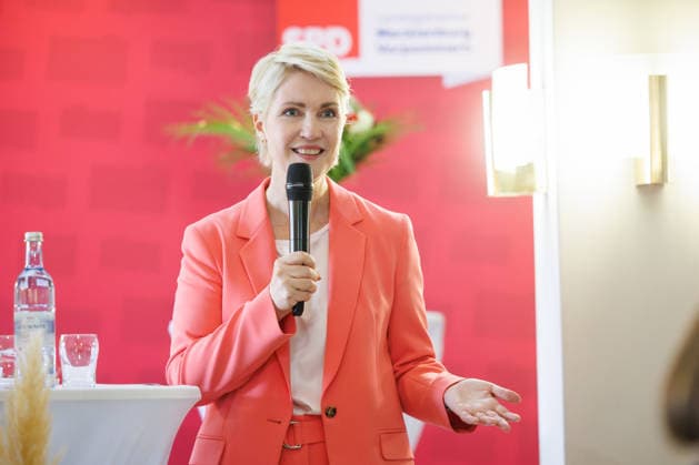 16.06.2026 - Die SPD-Landtagsfraktion von Mecklenburg-Vorpommern hatte zu einem kommunalpolitischen Abend nach Ueckermünde in die Strandhalle eingeladen. Minister­präsidentin des Landes Mecklenburg-Vorpommern Manuela Schwesig (SPD) Seebad Ueckermünde Mecklenburg-Vorpommern Deutschland *** June 16, 2026 The SPD state parliamentary group of Mecklenburg-Western Pomerania had invited guests to an evening event on local politics at the Strandhalle in Ueckermünde. Manuela Schwesig, SPD, Minister-President of Mecklenburg-Western Pomerania; Seebad Ueckermünde, Mecklenburg-Western Pomerania Germany,detected_source_language