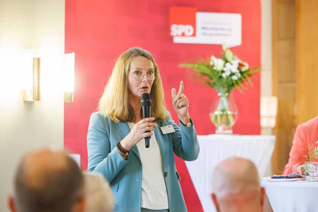 16.06.2026 - Die SPD-Landtagsfraktion von Mecklenburg-Vorpommern hatte zu einem kommunalpolitischen Abend nach Ueckermünde in die Strandhalle eingeladen. Ministerin für Wissenschaft, Kultur, Bundes- und Europa­angelegen­heiten Bettina Martin (SPD) Seebad Ueckermünde Mecklenburg-Vorpommern Deutschland *** June 16, 2026 The SPD state parliamentary group of Mecklenburg-Western Pomerania had invited guests to an evening event on local politics at the Strandhalle in Ueckermünde. Minister of Science, Culture, Federal and European Affairs Bettina Martin, SPD, Seebad Ueckermünde, Mecklenburg-Western Pomerania, Germany,detected_source_language