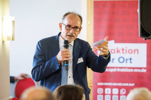 16.06.2026 - Die SPD-Landtagsfraktion von Mecklenburg-Vorpommern hatte zu einem kommunalpolitischen Abend nach Ueckermünde in die Strandhalle eingeladen. Minister für Wirtschaft, Infrastruktur, Tourismus und Arbeit Dr. Wolfgang Blank (SPD) Seebad Ueckermünde Mecklenburg-Vorpommern Deutschland *** June 16, 2026 The SPD state parliamentary group of Mecklenburg-Western Pomerania had invited guests to an evening event on local politics at the Strandhalle in Ueckermünde. Dr. Wolfgang Blank, Minister of Economic Affairs, Infrastructure, Tourism, and Labor (SPD), Seebad Ueckermünde, Mecklenburg-Western Pomerania, Germany,detected_source_language