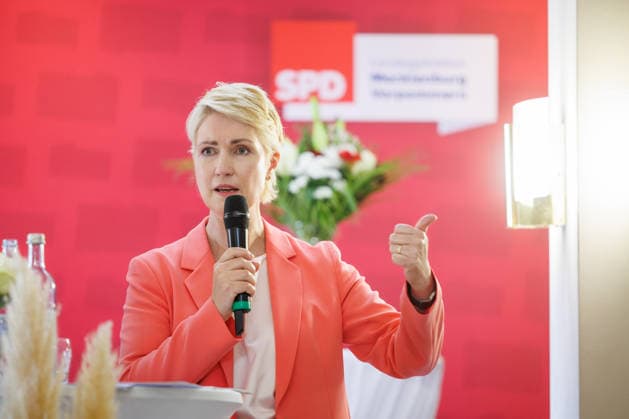 16.06.2026 - Die SPD-Landtagsfraktion von Mecklenburg-Vorpommern hatte zu einem kommunalpolitischen Abend nach Ueckermünde in die Strandhalle eingeladen. Minister­präsidentin des Landes Mecklenburg-Vorpommern Manuela Schwesig (SPD) Seebad Ueckermünde Mecklenburg-Vorpommern Deutschland *** June 16, 2026 The SPD state parliamentary group of Mecklenburg-Western Pomerania had invited guests to an evening event on local politics at the Strandhalle in Ueckermünde. Manuela Schwesig, SPD, Minister-President of Mecklenburg-Western Pomerania; Seebad Ueckermünde, Mecklenburg-Western Pomerania Germany,detected_source_language
