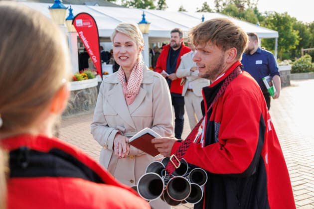 16.06.2026 - Die SPD-Landtagsfraktion von Mecklenburg-Vorpommern hatte zu einem kommunalpolitischen Abend nach Ueckermünde in die Strandhalle eingeladen. Minister­präsidentin des Landes Mecklenburg-Vorpommern Manuela Schwesig (SPD) bedankt sich bei der Schalmeienkapelle Altwarp Seebad Ueckermünde Mecklenburg-Vorpommern Deutschland *** June 16, 2026 The SPD state parliamentary group of Mecklenburg-Western Pomerania had invited guests to an evening event on local politics at the Strandhalle in Ueckermünde. Manuela Schwesig (SPD), Minister-President of Mecklenburg-Western Pomerania, thanked the Altwarp Shawm Band Seebad Ueckermünde, Mecklenburg-Western Pomerania, Germany,detected_source_language