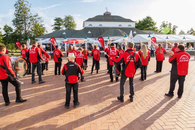 16.06.2026 - Die SPD-Landtagsfraktion von Mecklenburg-Vorpommern hatte zu einem kommunalpolitischen Abend nach Ueckermünde in die Strandhalle eingeladen. Schalmeienkapelle Altwarp spielte anschließend Seebad Ueckermünde Mecklenburg-Vorpommern Deutschland *** June 16, 2026 The SPD state parliamentary group of Mecklenburg-Western Pomerania had invited guests to an evening event on local politics at the Strandhalle in Ueckermünde. The Altwarp Shalmei Band performed afterward. Seebad Ueckermünde, Mecklenburg-Western Pomerania, Germany,detected_source_language
