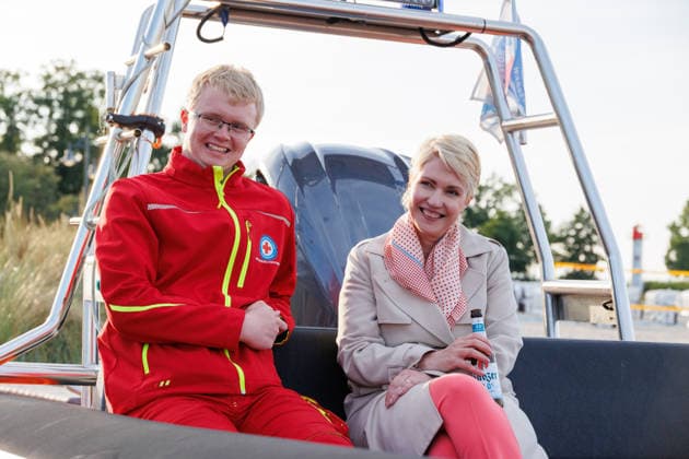 16.06.2026 - Die SPD-Landtagsfraktion von Mecklenburg-Vorpommern hatte zu einem kommunalpolitischen Abend nach Ueckermünde in die Strandhalle eingeladen. Minister­präsidentin des Landes Mecklenburg-Vorpommern Manuela Schwesig (SPD) im Gespräch mit der Wasserwacht Ueckermünde Seebad Ueckermünde Mecklenburg-Vorpommern Deutschland *** June 16, 2026 The SPD state parliamentary group of Mecklenburg-Western Pomerania had invited guests to an evening event on local politics at the Strandhalle in Ueckermünde. Manuela Schwesig (SPD), Minister-President of Mecklenburg-Western Pomerania, in conversation with the Ueckermünde Seebad Water Rescue Service Ueckermünde, Mecklenburg-Western Pomerania, Germany,detected_source_language