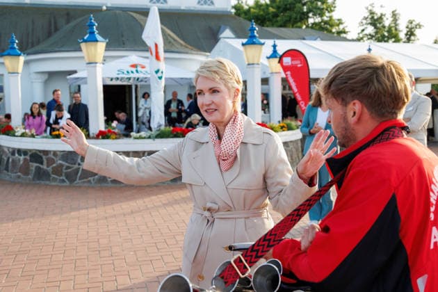 16.06.2026 - Die SPD-Landtagsfraktion von Mecklenburg-Vorpommern hatte zu einem kommunalpolitischen Abend nach Ueckermünde in die Strandhalle eingeladen. Minister­präsidentin des Landes Mecklenburg-Vorpommern Manuela Schwesig (SPD) bedankt sich bei der Schalmeienkapelle Altwarp Seebad Ueckermünde Mecklenburg-Vorpommern Deutschland *** June 16, 2026 The SPD state parliamentary group of Mecklenburg-Western Pomerania had invited guests to an evening event on local politics at the Strandhalle in Ueckermünde. Manuela Schwesig (SPD), Minister-President of Mecklenburg-Western Pomerania, thanked the Altwarp Shawm Band Seebad Ueckermünde, Mecklenburg-Western Pomerania, Germany,detected_source_language