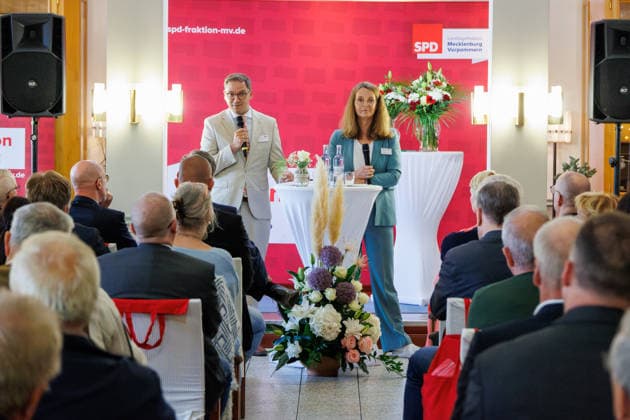 16.06.2026 - Die SPD-Landtagsfraktion von Mecklenburg-Vorpommern hatte zu einem kommunalpolitischen Abend nach Ueckermünde in die Strandhalle eingeladen. links Chef der Staatskanzlei, Staatssekretär Patrick Dahlemann (SPD) mit Ministerin für Wissenschaft, Kultur, Bundes- und Europa­angelegen­heiten Bettina Martin (SPD) Seebad Ueckermünde Mecklenburg-Vorpommern Deutschland *** June 16, 2026 The SPD state parliamentary group of Mecklenburg-Western Pomerania had invited guests to an evening event on local politics at the Strandhalle in Ueckermünde. Pictured on the left is Patrick Dahlemann, SPD, State Secretary and Head of the State Chancellery, with Bettina Martin, SPD, Minister for Science, Culture, Federal and European Affairs Bettina Ma