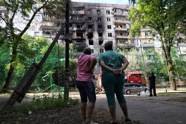 Local women look at a nine-storey apartment block, hit by a Russian drone, Kramatorsk, Donetsk region, Ukraine, June 16, 2026. In the afternoon, Russian occupation forces launched a drone strike on a residential area in the front-line city, hitting a nine-storey block of flats. The explosion triggered a fire, severely damaging the walls, windows and interiors of apartments on several floors. Four people sustained injuries of varying severity. (Photo by Nina Liashonok Ukrinform) Russians hit apartment block with drone in Kramatorsk  Copyright: xNinaxLiashonokx