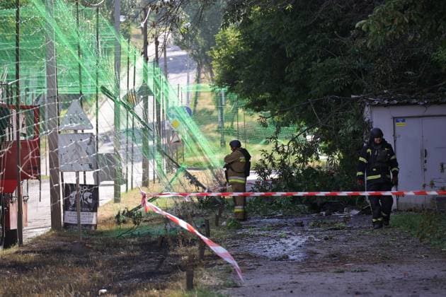 Rescuers of the State Emergency Service of Ukraine examine the territory around a nine-storey apartment block, hit by a Russian drone, Kramatorsk, Donetsk region, Ukraine, June 16, 2026. In the afternoon, Russian occupation forces launched a drone strike on a residential area in the front-line city, hitting a nine-storey block of flats. The explosion triggered a fire, severely damaging the walls, windows and interiors of apartments on several floors. Four people sustained injuries of varying severity. (Photo by Nina Liashonok Ukrinform) Russians hit apartment block with drone in Kramatorsk  Copyright: xNinaxLiashonokx