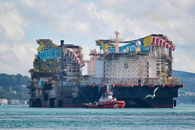 World s 3rd-largest semi-submersible crane vessel transits Bosphorus Strait ISTANBUL, TURKIYE - JUNE 17: A view of the Saipem 7000, the world s third-largest semi-submersible crane vessel used in natural gas pipeline construction, transits the Bosphorus Strait during its voyage from Libya to Romania in Istanbul, Turkiye, on June 17, 2026. Cem Tekkesinoglu Anadolu Istanbul Turkey. Editorial use only. Please get in touch for any other usage.  Copyright: x2026xAnadoluxCemxTekkesinoglux