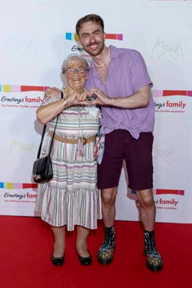 ABB ERNSTINGS - Waltraud Braeuss, Felix Nieder, Oma zu Gast bei der Ernsting s family Fashion Show HW 2026 im Empire Riverside Hotel in Hamburg 16.06.2026 Hamburg Deutschland *** ABB ERNSTINGS Waltraud Braeuss, Felix Nieder, Grandma as a guest at the Ernstings Family Fashion Show Fall Winter 2026 at the Empire Riverside Hotel in Hamburg on June 16, 2026, Hamburg, Germany,detected_source_language