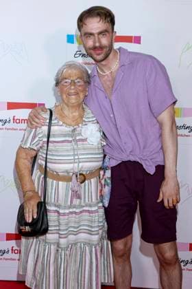 ABB ERNSTINGS - Waltraud Braeuss, Felix Nieder, Oma zu Gast bei der Ernsting s family Fashion Show HW 2026 im Empire Riverside Hotel in Hamburg 16.06.2026 Hamburg Deutschland *** ABB ERNSTINGS Waltraud Braeuss, Felix Nieder, Grandma as a guest at the Ernstings Family Fashion Show Fall Winter 2026 at the Empire Riverside Hotel in Hamburg on June 16, 2026, Hamburg, Germany,detected_source_language