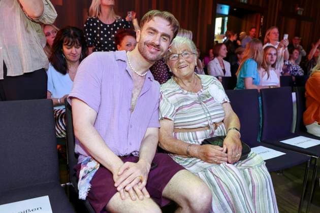 ABB ERNSTINGS- Felix Nieder, Waltraud Braeuss Oma zu Gast bei der Ernsting s family Fashion Show HW 2026 im Empire Riverside Hotel in Hamburg 16.06.2026 Hamburg Deutschland *** ABB ERNSTINGS Felix Nieder, Waltraud Braeuss, and Grandma as guests at the Ernstings Family Fashion Show Fall Winter 2026 at the Empire Riverside Hotel in Hamburg on June 16, 2026, Hamburg, Germany,detected_source_language