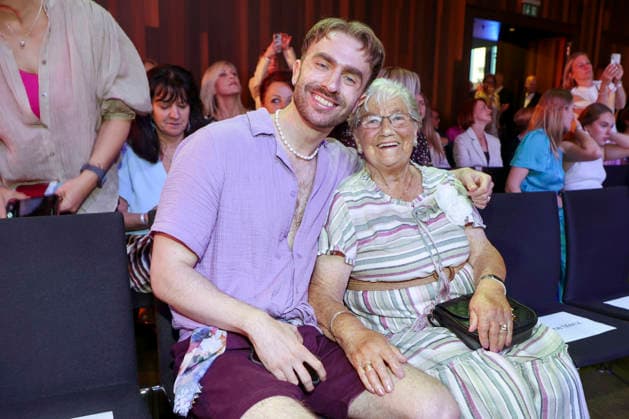 ABB ERNSTINGS- Felix Nieder, Waltraud Braeuss Oma zu Gast bei der Ernsting s family Fashion Show HW 2026 im Empire Riverside Hotel in Hamburg 16.06.2026 Hamburg Deutschland *** ABB ERNSTINGS Felix Nieder, Waltraud Braeuss, and Grandma as guests at the Ernstings Family Fashion Show Fall Winter 2026 at the Empire Riverside Hotel in Hamburg on June 16, 2026, Hamburg, Germany,detected_source_language