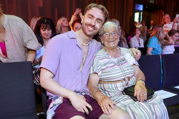ABB ERNSTINGS- Felix Nieder, Waltraud Braeuss Oma zu Gast bei der Ernsting s family Fashion Show HW 2026 im Empire Riverside Hotel in Hamburg 16.06.2026 Hamburg Deutschland *** ABB ERNSTINGS Felix Nieder, Waltraud Braeuss, and Grandma as guests at the Ernstings Family Fashion Show Fall Winter 2026 at the Empire Riverside Hotel in Hamburg on June 16, 2026, Hamburg, Germany,detected_source_language