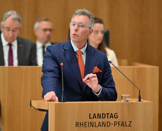 Michael Büge AFD Der neueFraktionsvorsitzende der AfD in Rheinland-Pfalz, Michael Büge hält als Oppositionsführer im Landtag in mainz eine Rede. Büge ist ehemaliger Staatssekretär in der Berliner Senatsverwaltung für Gesundheit und Soziales der CDU Mainz Rheinland-Pfalz Deutschland *** Michael Büge, AfD