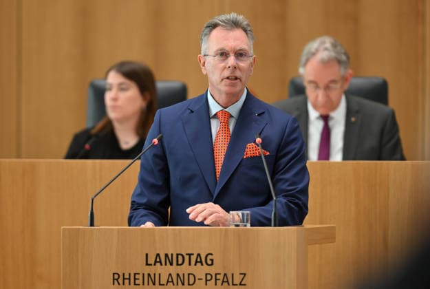 Michael Büge AFD Der neueFraktionsvorsitzende der AfD in Rheinland-Pfalz, Michael Büge hält als Oppositionsführer im Landtag in mainz eine Rede. Büge ist ehemaliger Staatssekretär in der Berliner Senatsverwaltung für Gesundheit und Soziales der CDU Mainz Rheinland-Pfalz Deutschland *** Michael Büge, AfD