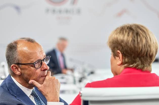 Évian-les-Bains, Frankreich, 17.06.2026: Hotel Royal: G7-Gipfel: Friedrich Merz spricht vor der ersten Arbeitssitzung am letzten Gipfeltag mit Kristalina Georgieva, Direktorin Internationaler Währungsfonds IWF (Foto: Michael Kappeler, Pool) *** Évian-les-Bains, France, June 17, 2026 Hotel Royal G7 Summit Friedrich Merz speaks with Kristalina Georgieva, Managing Director of the International Monetary Fund (IMF), before the first working session on the final day of the summit. Photo by Michael Kappeler, Pool,detected_source_language Copyright: xMichaelxKappeler,xPool dtsxNachrichtenagenturx dts_123641