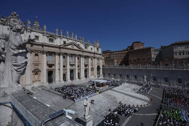 IPA85777996 - Vatican City - Italy, June 17, 2026: General views of the square filled with pilgrims. The pontiff, riding in the popemobile, greets the pilgrims and blesses the children. Pope Leo XIV presides over the Wednesday General Audience in St. Peter™s Square. This morning, thousands of faithful and pilgrims from around the world gathered in St. Peter™s Square to attend the Wednesday General Audience with Pope Leo XIV. It was a moment of prayer, listening, and communion that filled the square with hope, reflection, and joy.  Copyright: xmarcoxiacobuccix xmarcoxiacobuccix 85777996