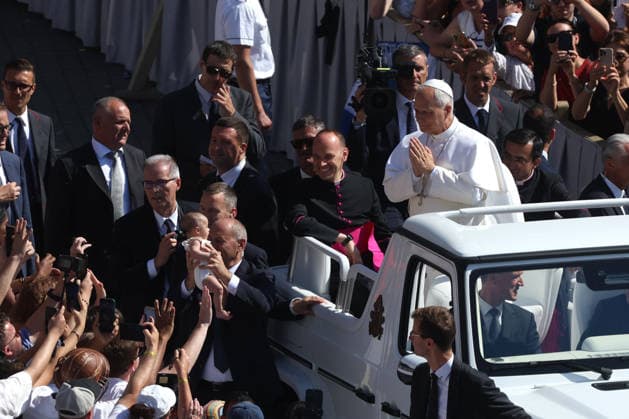 IPA85777783 - Vatican City - Italy, June 17, 2026: The pontiff, riding in the popemobile, greets the pilgrims present and blesses the children. Pope Leo XIV presides over the Wednesday General Audience in St. Peter™s Square. This morning, thousands of faithful and pilgrims from around the world gathered in St. Peter™s Square to attend the Wednesday General Audience with Pope Leo XIV. It was a moment of prayer, listening, and communion that filled the square with hope, reflection, and joy.  Copyright: xmarcoxiacobuccix xmarcoxiacobuccix 85777783