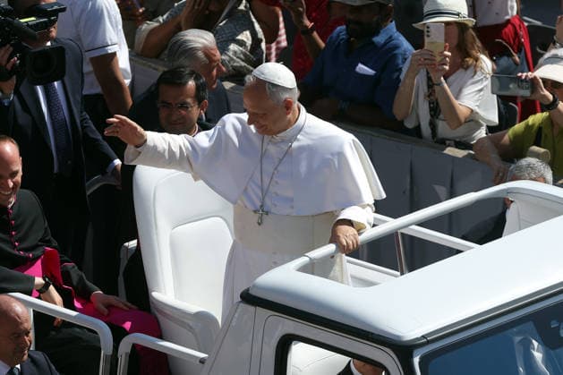 IPA85777869 - Vatican City - Italy, June 17, 2026: The pontiff, riding in the popemobile, greets the pilgrims present and blesses the children. Pope Leo XIV presides over the Wednesday General Audience in St. Peter™s Square. This morning, thousands of the faithful and pilgrims from around the world gathered in St. Peter™s Square to attend the Wednesday General Audience with Pope Leo XIV. It was a moment of prayer, listening, and communion that filled the square with hope, reflection, and joy.  Copyright: xmarcoxiacobuccix xmarcoxiacobuccix 85777869