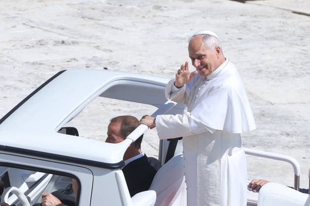 IPA85777953 - Vatican City - Italy, June 17, 2026: The pontiff, riding in the popemobile, greets the pilgrims present and blesses the children. Pope Leo XIV presides over the Wednesday General Audience in St. Peter™s Square. This morning, thousands of faithful and pilgrims from around the world gathered in St. Peter™s Square to participate in the Wednesday General Audience with Pope Leo XIV. It was a moment of prayer, listening, and communion that filled the square with hope, reflection, and joy.  Copyright: xmarcoxiacobuccix xmarcoxiacobuccix 85777953
