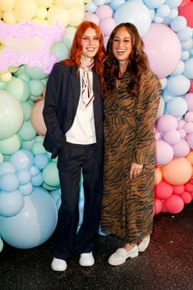 Marlene Krug und Saskia Grimm bei der Ernsting s Family Fashion Show 2026 im Empire Riverside Hotel. Hamburg, 16.06.2026 *** Marlene Krug and Saskia Grimm at the Ernstings Family Fashion Show 2026 at the Empire Riverside Hotel in Hamburg, June 16, 2026,detected_source_language Foto:xC.xTamckex xFuturexImagex ernstings_6724