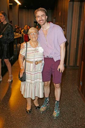 Oma Waltraud und Felix Nieder bei der Ernsting s Family Fashion Show 2026 im Empire Riverside Hotel. Hamburg, 16.06.2026 *** Grandma Waltraud and Felix Nieder at the Ernstings Family Fashion Show 2026 at the Empire Riverside Hotel in Hamburg, June 16, 2026,detected_source_language Foto:xC.xTamckex xFuturexImagex ernstings_6741