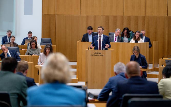 Christoph Gensch CDU RLP Christoph Gensch, der neue Fraktionsvorsitzende der CDU in Rheinland-Pfalz hält am 17.06.2026 im Landtag in Mainz eine Rede. Mainz Rheinland-Pfalz Deutschland *** Christoph Gensch, CDU RLP