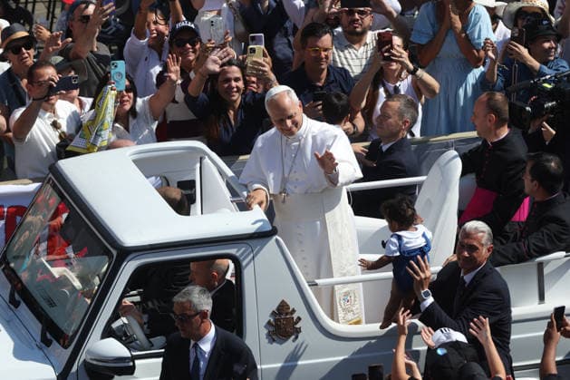 Pope Leo XIV At Wednesday General Audience - Vatican City Pope Leo XIV greets pilgrims and blesses children while riding in the popemobile during the Wednesday General Audience in St. Peter’s Square in Vatican City, Italy on June 17, 2026, as thousands of faithful gather for a moment of prayer and communion. Photo by Marco Iacobucci IPA ABACAPRESS.COM Vatican City italia Vatican (or Holy See)  Copyright: xIacobuccixMarco IPA ABACAx