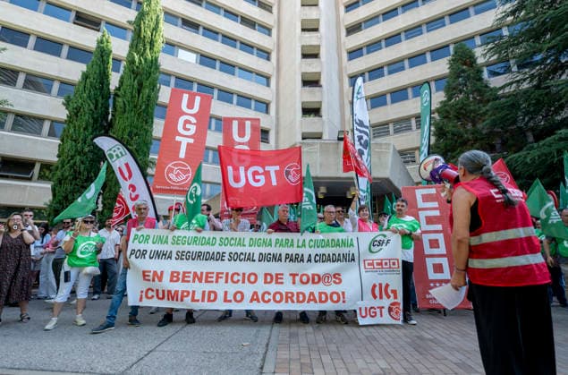 Rally in front of the INSS General Directorate to demand better working conditions for Social Security staff Protesters during a rally in front of the General Directorate of the National Social Security Institute (INSS) on June 17, 2026, in Madrid, Spain. The rally was organized by CCOO, UGT, CSIF, and CIG as part of protests across Spain calling for better working conditions for Social Security staff. JUNE 17, 2026, Spain,detected_source_language  Copyright: xAlbertoxOrtegax 7603082