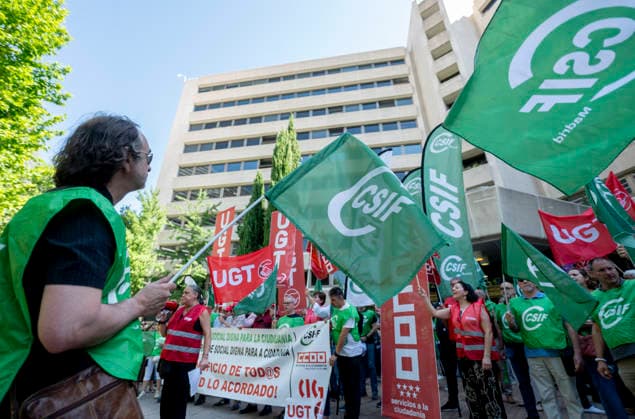 Rally in front of the INSS General Directorate to demand better working conditions for Social Security staff Protesters during a rally in front of the General Directorate of the National Social Security Institute (INSS) on June 17, 2026, in Madrid, Spain. The rally was organized by CCOO, UGT, CSIF, and CIG as part of protests across Spain calling for better working conditions for Social Security staff. JUNE 17, 2026, Spain,detected_source_language  Copyright: xAlbertoxOrtegax 7603084