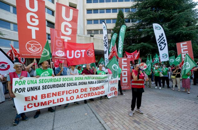 Rally in front of the INSS General Directorate to demand better working conditions for Social Security staff Protesters during a rally in front of the General Directorate of the National Social Security Institute (INSS) on June 17, 2026, in Madrid, Spain. The rally was organized by CCOO, UGT, CSIF, and CIG as part of protests across Spain calling for better working conditions for Social Security staff. JUNE 17, 2026, Spain,detected_source_language  Copyright: xAlbertoxOrtegax 7603085