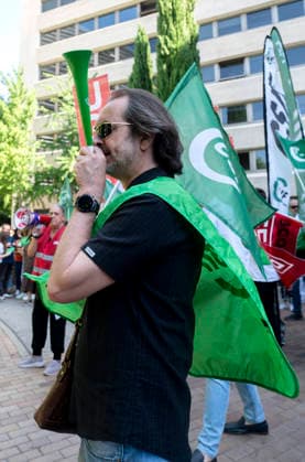 Rally in front of the INSS General Directorate to demand better working conditions for Social Security staff Protesters during a rally in front of the General Directorate of the National Social Security Institute (INSS) on June 17, 2026, in Madrid, Spain. The rally was organized by CCOO, UGT, CSIF, and CIG as part of protests across Spain calling for better working conditions for Social Security staff. JUNE 17, 2026, Spain,detected_source_language  Copyright: xAlbertoxOrtegax 7603088