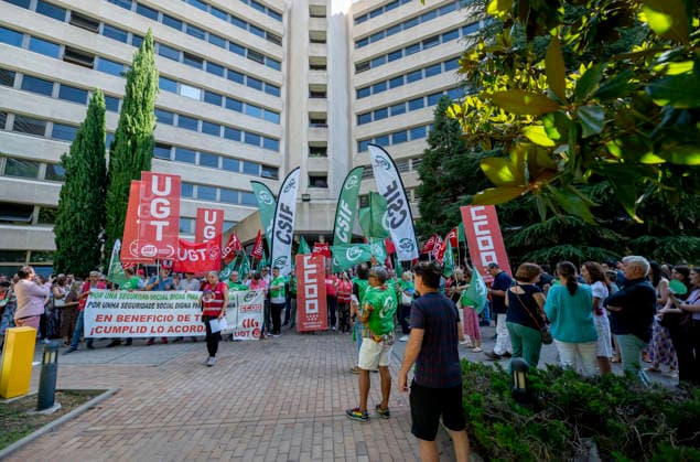 Rally in front of the INSS General Directorate to demand better working conditions for Social Security staff Protesters during a rally in front of the General Directorate of the National Social Security Institute (INSS) on June 17, 2026, in Madrid, Spain. The rally was organized by CCOO, UGT, CSIF, and CIG as part of protests across Spain calling for better working conditions for Social Security staff. JUNE 17, 2026, Spain,detected_source_language  Copyright: xAlbertoxOrtegax 7603089