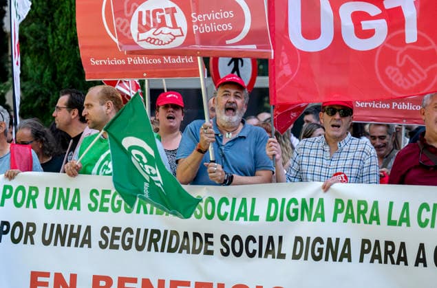 Rally in front of the INSS General Directorate to demand better working conditions for Social Security staff Protesters during a rally in front of the General Directorate of the National Social Security Institute (INSS) on June 17, 2026, in Madrid, Spain. The rally was organized by CCOO, UGT, CSIF, and CIG as part of protests across Spain calling for better working conditions for Social Security staff. JUNE 17, 2026, Spain,detected_source_language  Copyright: xAlbertoxOrtegax 7603090