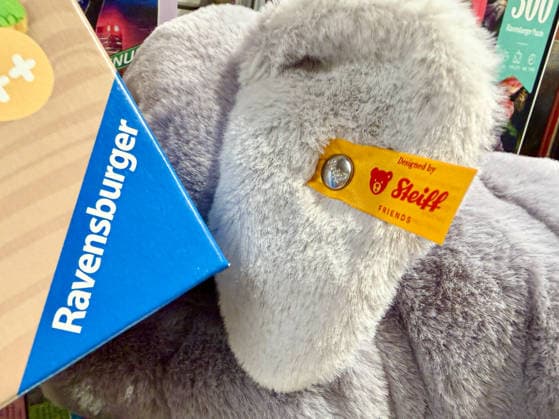 Symbolbild und Themenbild Ravensburger uebernimmt Steiff Themenfoto und Symbolfoto eines Steiff-Tier und Ravensburger-Logo steht sinnbildlich fuer die Uebernahme des Traditionsherstellers durch den Ravensburger Konzern. Die Transaktion verbindet zwei der bekanntesten deutschen Spielzeugmarken, 17.06.2026 Deutschland *** Representative image and theme image