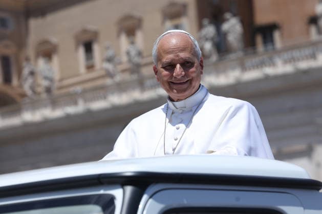IPA85780846 - Vatican City - Italy, June 17, 2026: After the audience, Pope Leo XIV leaves the square and greets the remaining faithful. From the popemobile, the pontiff greets the pilgrims present and blesses the children. Pope Leo XIV presides over the Wednesday General Audience in St. Peter™s Square. This morning, thousands of faithful and pilgrims from around the world gathered in St. Peter™s Square to participate in the Wednesday General Audience with Pope Leo XIV. It was a moment of prayer, listening, and communion that filled the square with hope, reflection, and joy.  Copyright: xmarcoxiacobuccix xmarcoxiacobuccix 85780846