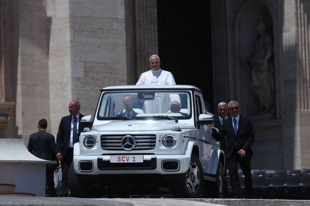IPA85780838 - Vatican City - Italy, June 17, 2026: After the audience, Pope Leo XIV leaves the square and greets the remaining faithful. From the popemobile, the pontiff greets the pilgrims present and blesses the children. Pope Leo XIV presides over the Wednesday General Audience in St. Peter™s Square. This morning, thousands of faithful and pilgrims from around the world gathered in St. Peter™s Square to participate in the Wednesday General Audience with Pope Leo XIV. It was a moment of prayer, listening, and communion that filled the square with hope, reflection, and joy.  Copyright: xmarcoxiacobuccix xmarcoxiacobuccix 85780838