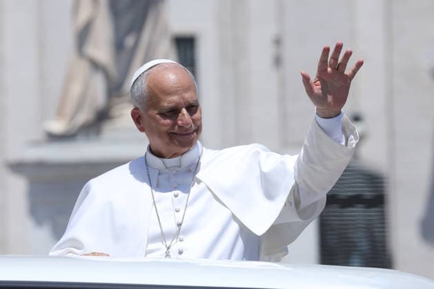 IPA85780842 - Vatican City - Italy, June 17, 2026: After the audience, Pope Leo XIV leaves the square and greets the remaining faithful. From the popemobile, the pontiff greets the pilgrims present and blesses the children. Pope Leo XIV presides over the Wednesday General Audience in St. Peter™s Square. This morning, thousands of faithful and pilgrims from around the world gathered in St. Peter™s Square to participate in the Wednesday General Audience with Pope Leo XIV. It was a moment of prayer, listening, and communion that filled the square with hope, reflection, and joy.  Copyright: xmarcoxiacobuccix xmarcoxiacobuccix 85780842
