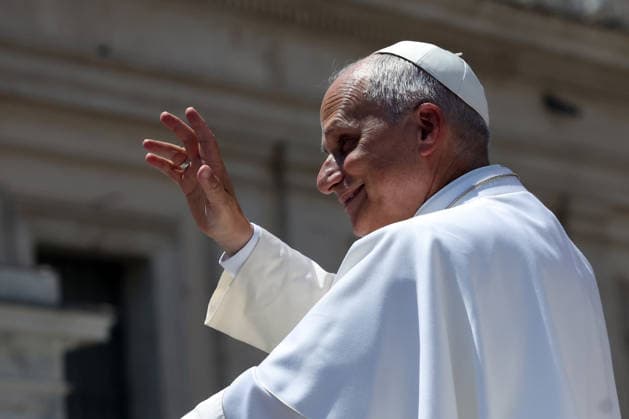 IPA85780875 - Vatican City - Italy, June 17, 2026: After the audience, Pope Leo XIV leaves the square and greets the remaining faithful. From the popemobile, the pontiff greets the pilgrims present and blesses the children. Pope Leo XIV presides over the Wednesday General Audience in St. Peter™s Square. This morning, thousands of faithful and pilgrims from around the world gathered in St. Peter™s Square to participate in the Wednesday General Audience with Pope Leo XIV. It was a moment of prayer, listening, and communion that filled the square with hope, reflection, and joy.  Copyright: xmarcoxiacobuccix xmarcoxiacobuccix 85780875