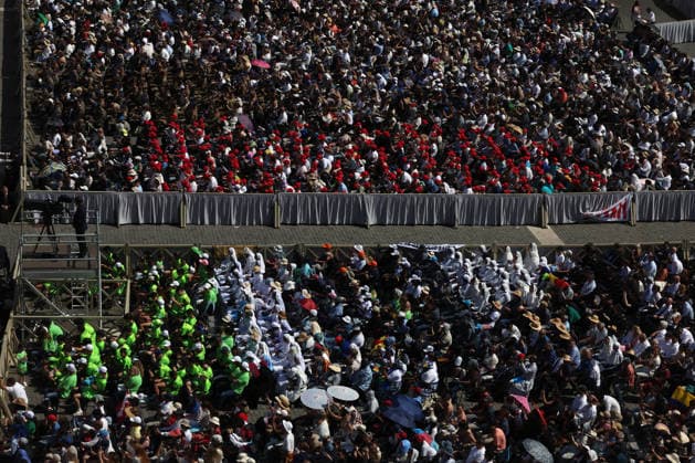 IPA85781222 - Vatican City - Italy, June 17, 2026: Pope Leo XIV presides over the Wednesday General Audience in St. Peter™s Square. This morning, thousands of faithful and pilgrims from around the world gathered in St. Peter™s Square to attend the Wednesday General Audience with Pope Leo XIV. It was a moment of prayer, listening, and fellowship that filled the square with hope, reflection, and joy.  Copyright: xmarcoxiacobuccix xmarcoxiacobuccix 85781222