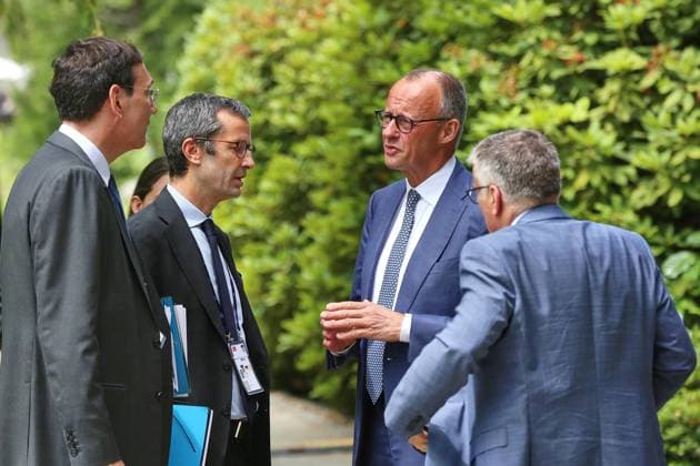 Évian-les-Bains, Frankreich, 17.06.2026: G7-Gipfel: Bundeskanzler Friedrich Merz (CDU, 3.v.l.) gibt am letzten Gipfeltag eine Pressekonferenz und spricht kurz vorher mit seinen Beratern (L-R) Levin Holle, Günter Sautter, Stefan Kornelius *** Évian-les-Bains, France, June 17, 2026 Copyright: xdtsxNachrichtenagenturx dts_123684