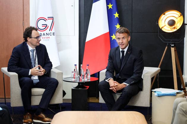 Dario Amodei, CEO of Anthropic, and President Emmanuel Macron in an interview during the G7 summit in Evian on June 17, 2026. Dominique Jacovides, Bestimage. President Emmanuel Macron is interviewed during the G7 summit in Evian, France.,detected_source_language  Copyright: xDOMINIQUExJACOVIDESx xBESTIMAGExDOMINIQUExJACOVIDESx xBESTIMAGEx
